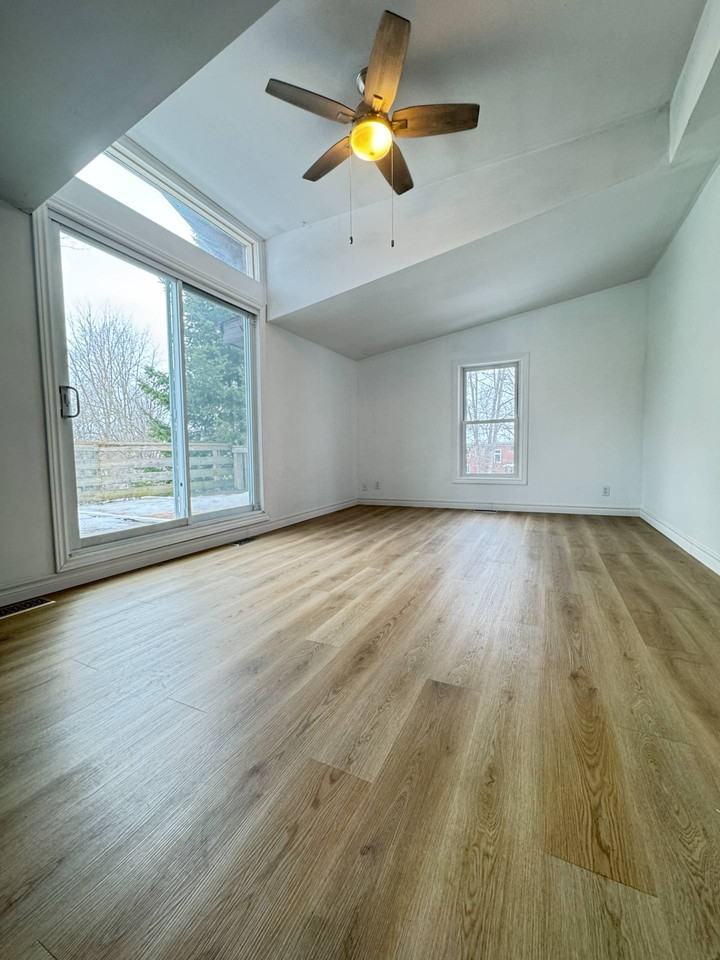 273 Moffat St - Photo 3 of 14