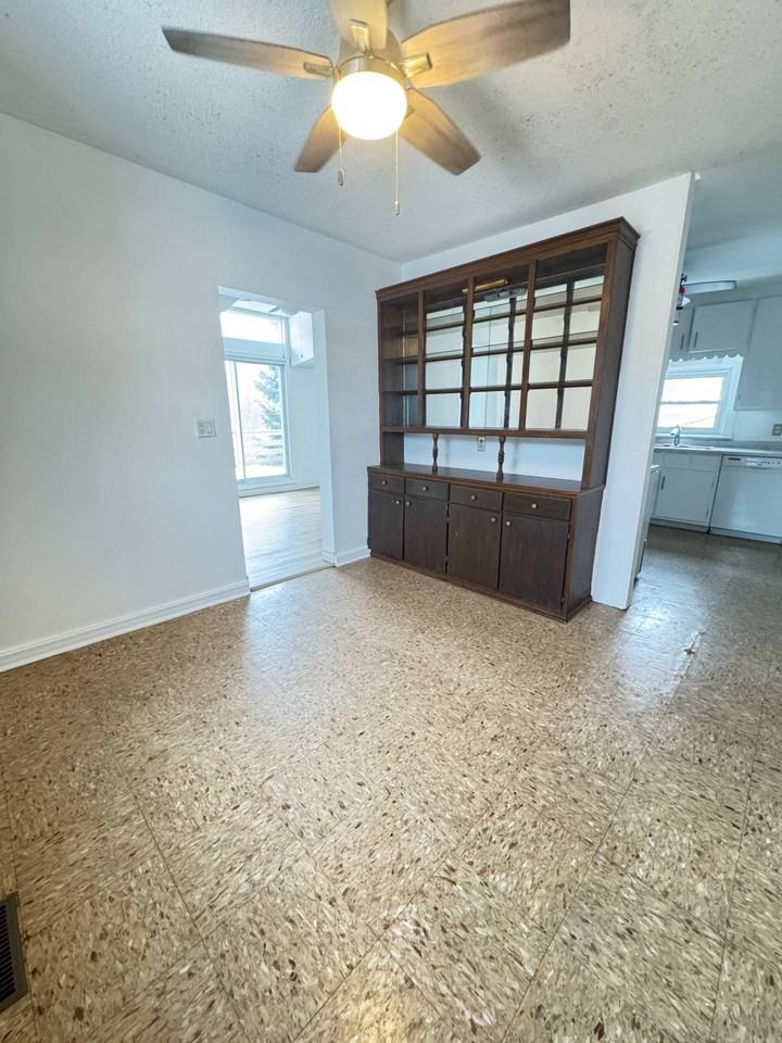 273 Moffat St - Photo 4 of 14