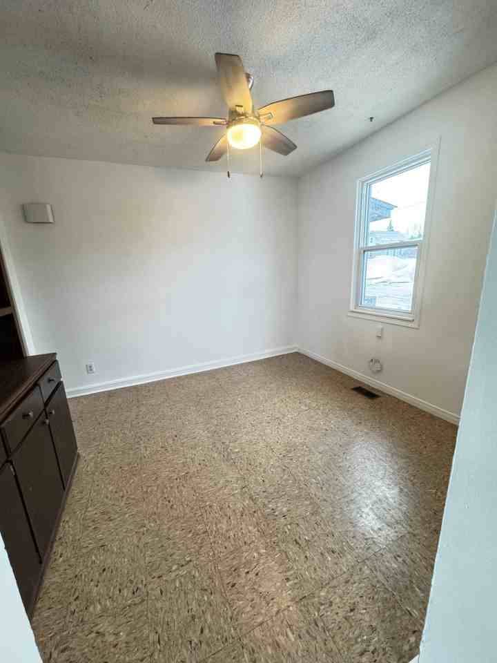 273 Moffat St - Photo 5 of 14