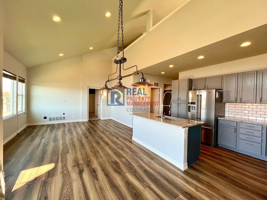 7665 Buckeye Tree Ln - Photo 4 of 30