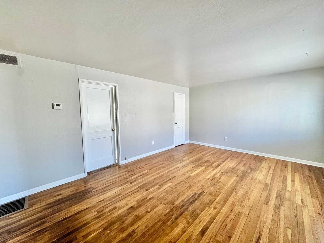 449 Glen View Ct - Photo 2 of 13