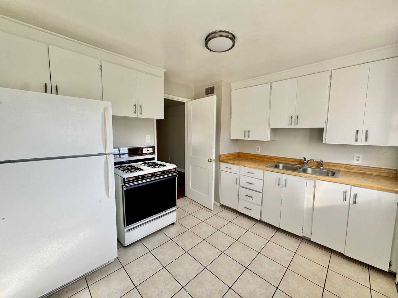 449 Glen View Ct - Photo 3 of 13