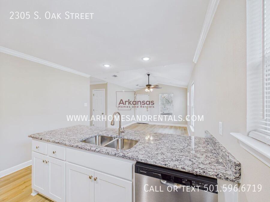 2305 S Oak St - Photo 3 of 12