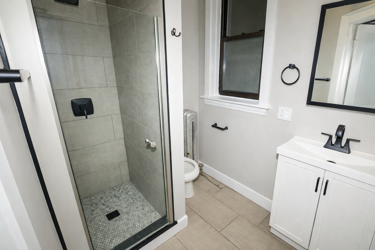 6634 N Clark St #2 - Photo 6 of 8