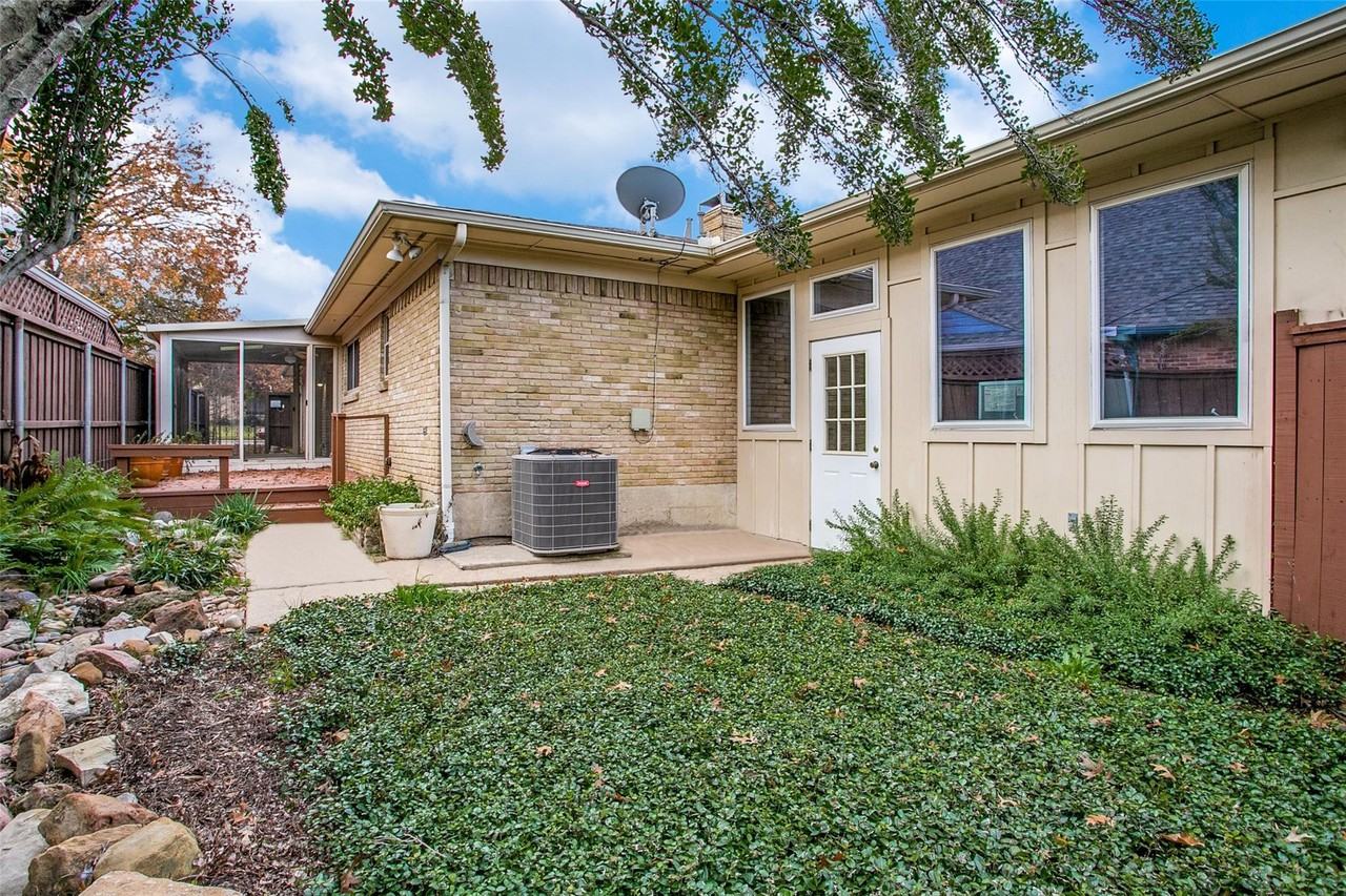 7327 Wellcrest Dr - Photo 2 of 12