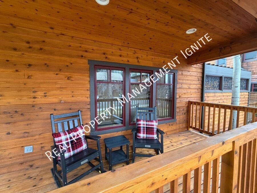 453 S Pine St - Photo 3 of 20