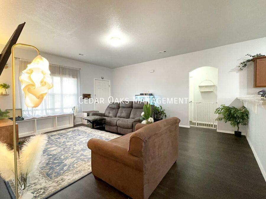 2389 Wyandotte Ave - Photo 4 of 27