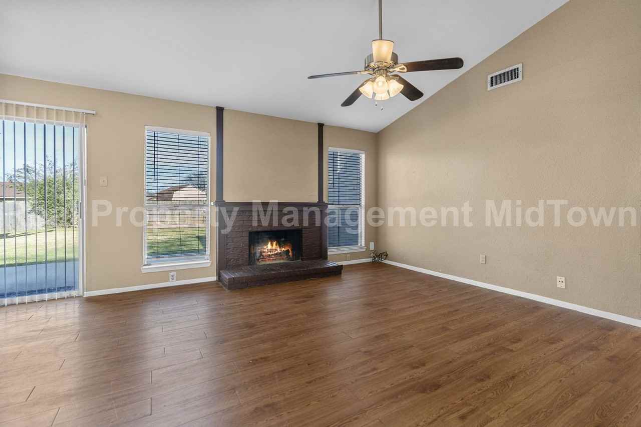 3807 Glengate Dr - Photo 4 of 25