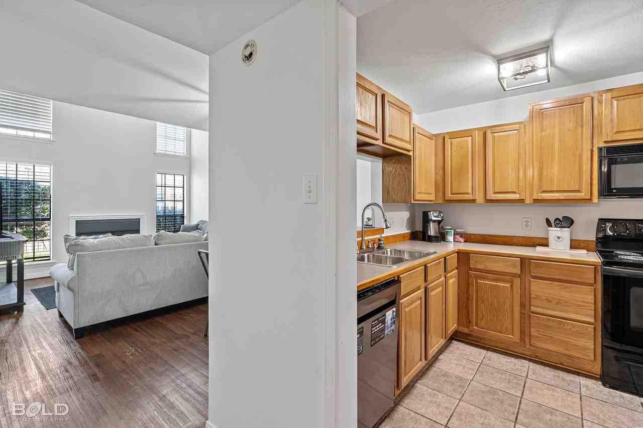 8 Meadow Creek Dr - Photo 3 of 18