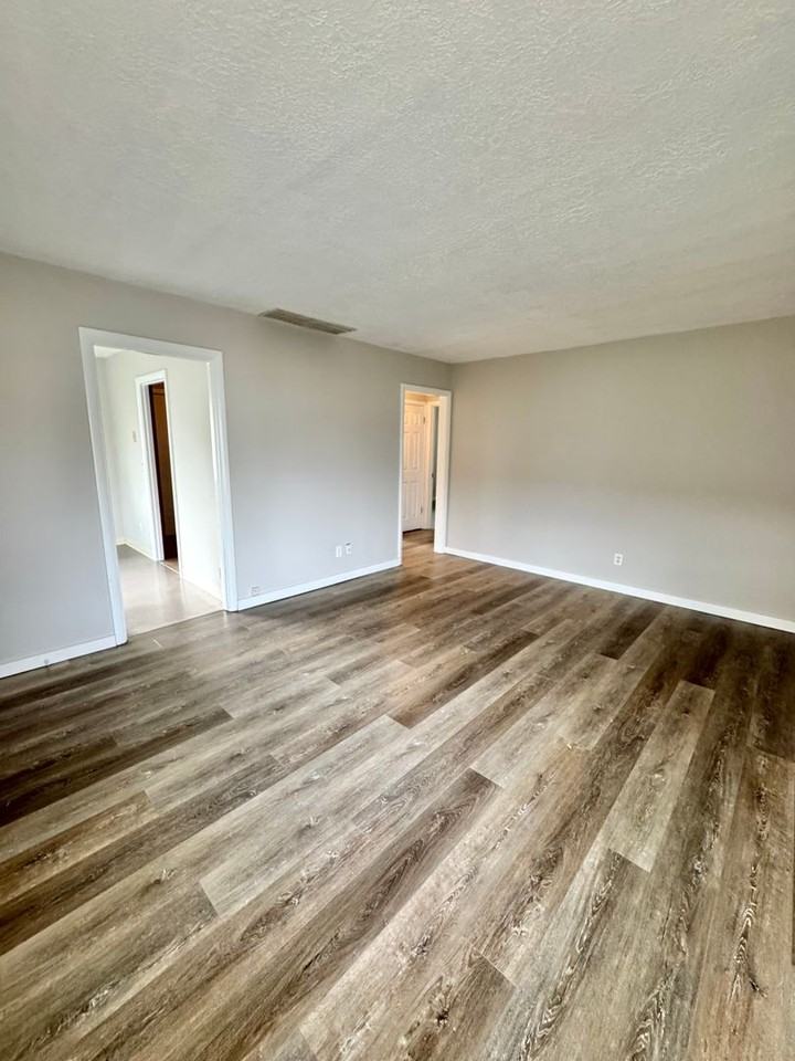 9220 Se Raymond St - Photo 4 of 17