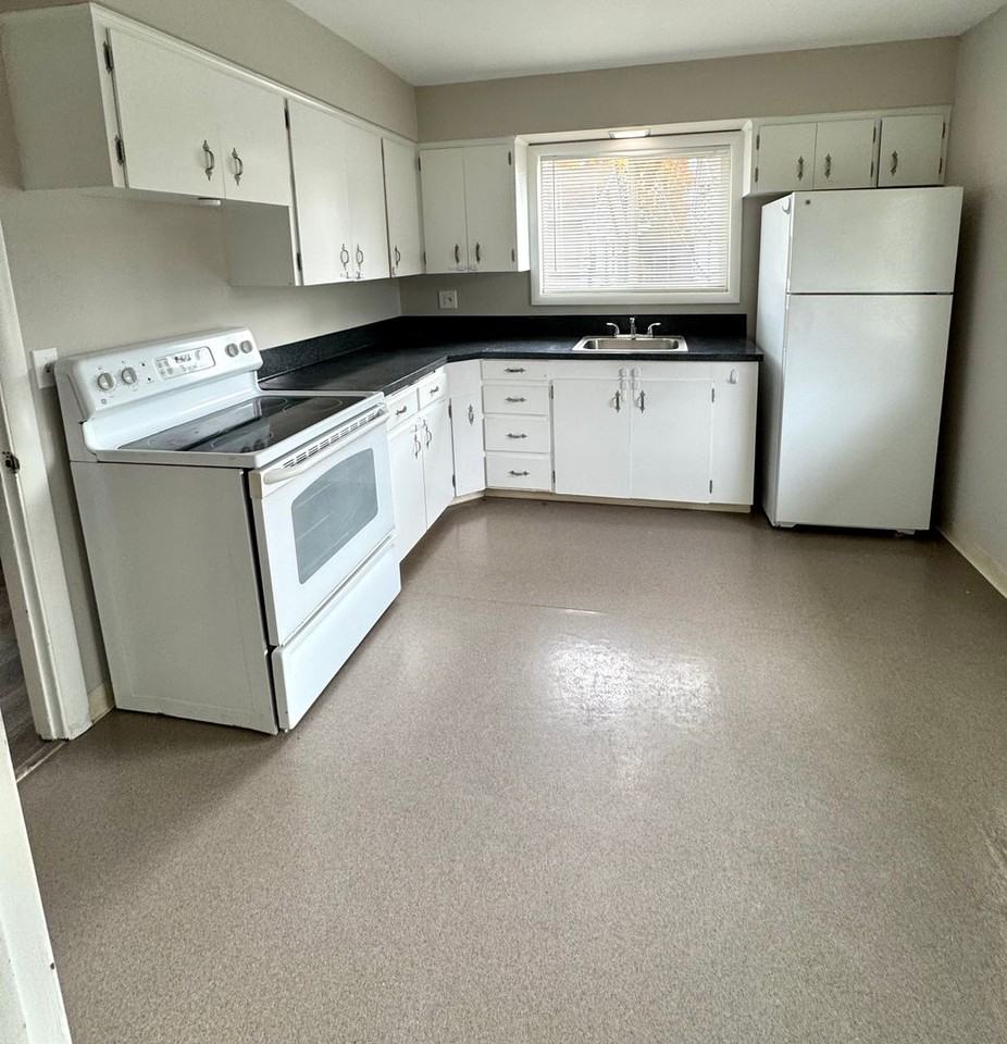 9220 Se Raymond St - Photo 7 of 17