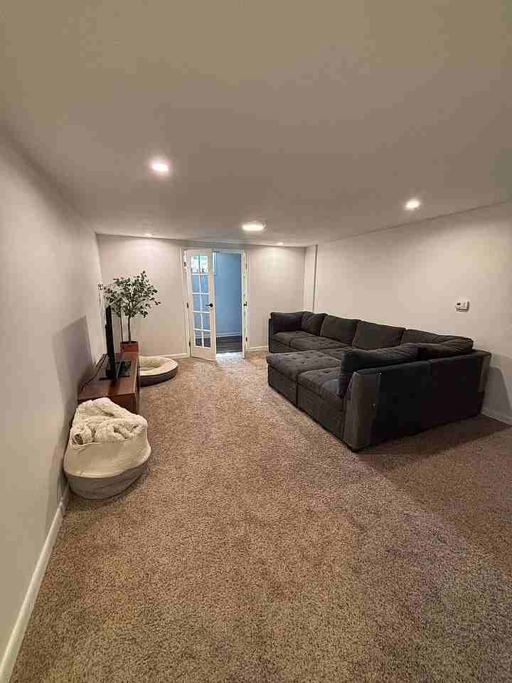 719 E Madison St #NA - Photo 3 of 12