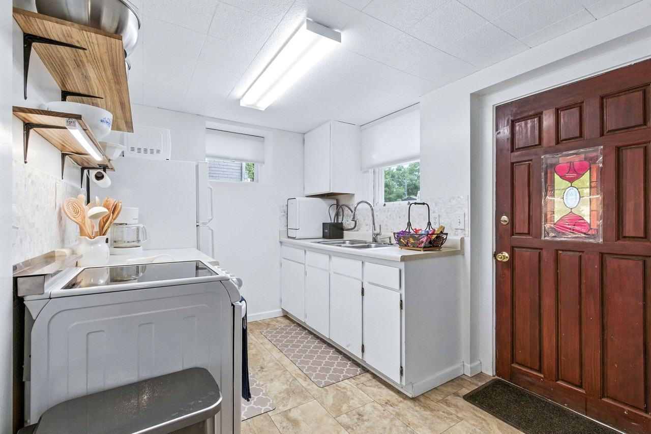 S Clarkson St #B - Photo 6 of 22