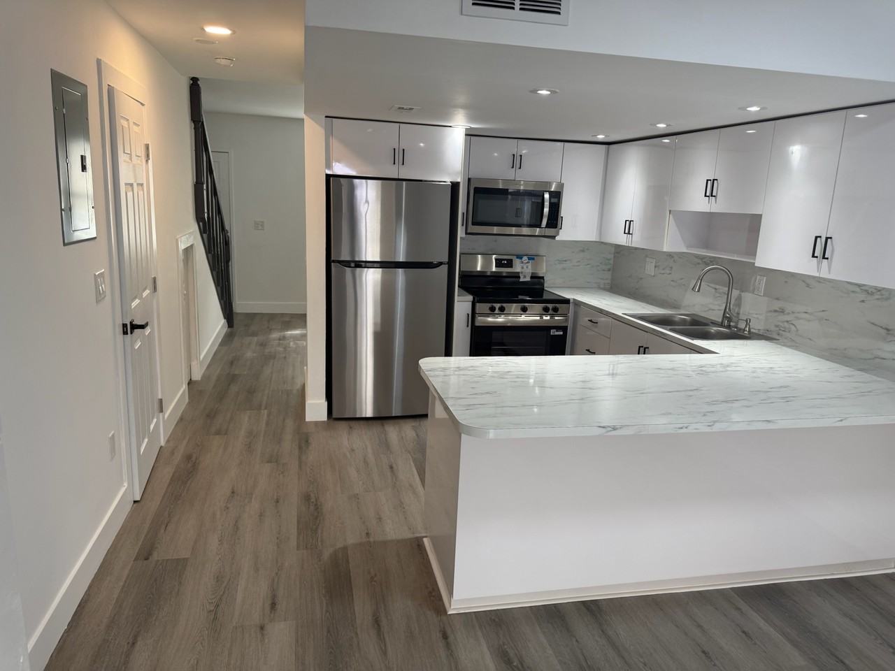 1543 W 42nd St #1543 - Photo 3 of 8