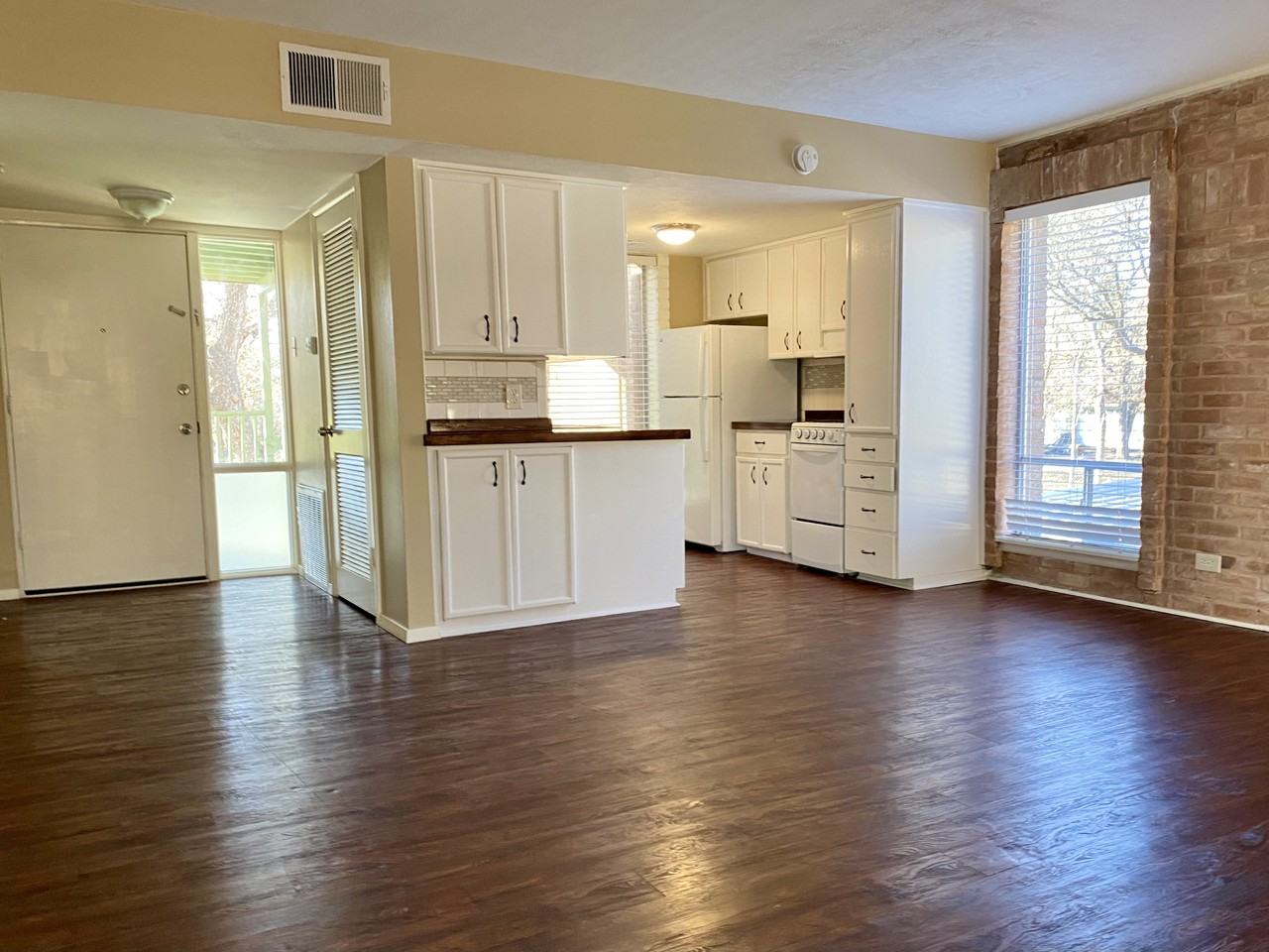 124 W Hampton Dr #1 - Photo 2 of 8