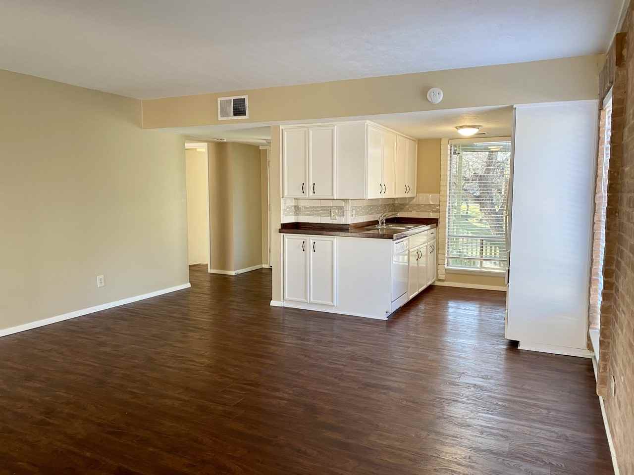 124 W Hampton Dr #1 - Photo 3 of 8