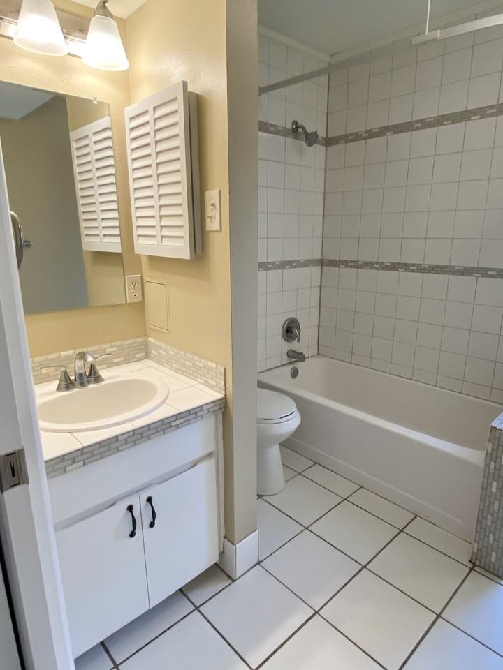 124 W Hampton Dr #1 - Photo 5 of 8