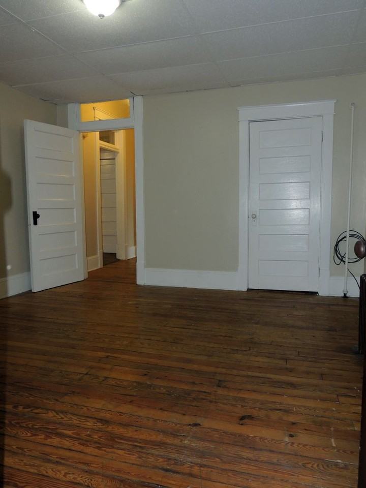 709 S Court St - Photo 3 of 10