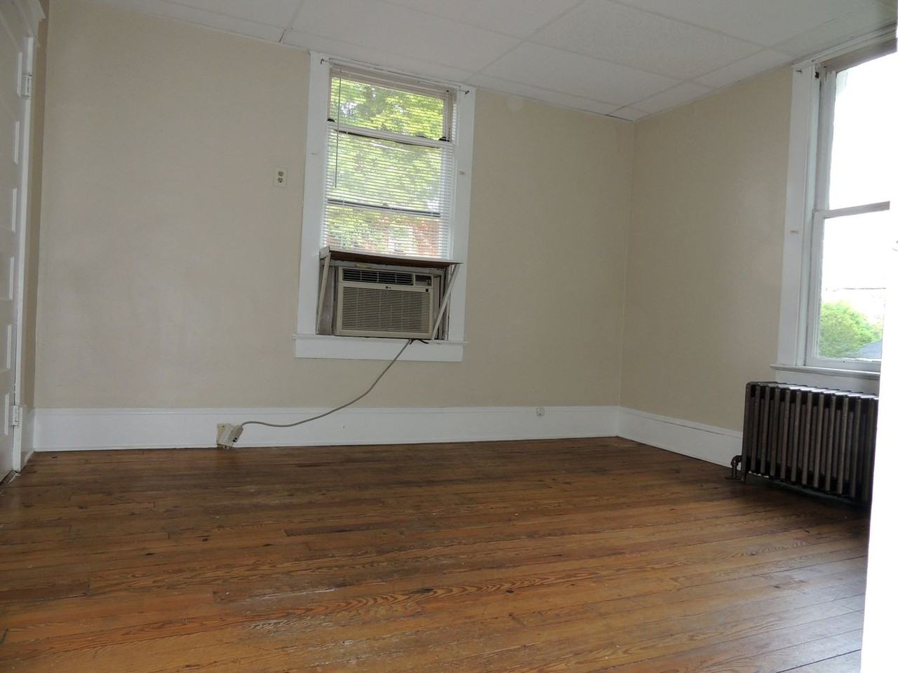 709 S Court St - Photo 5 of 10