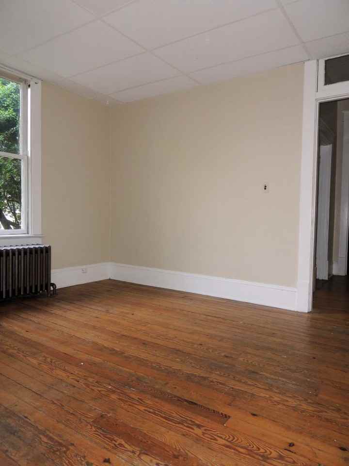 709 S Court St - Photo 7 of 10