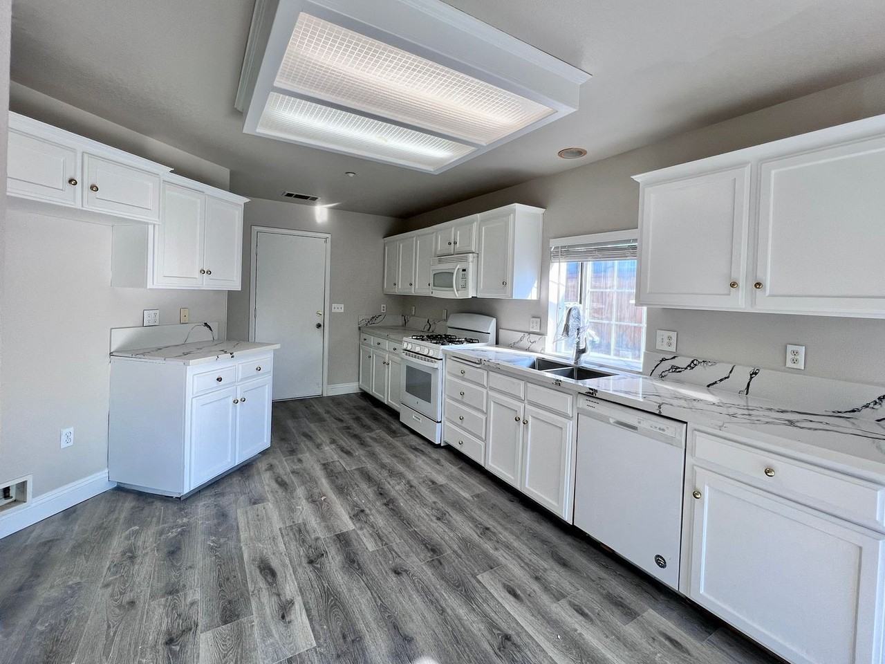 6169 W San Ramon Ave - Photo 2 of 21