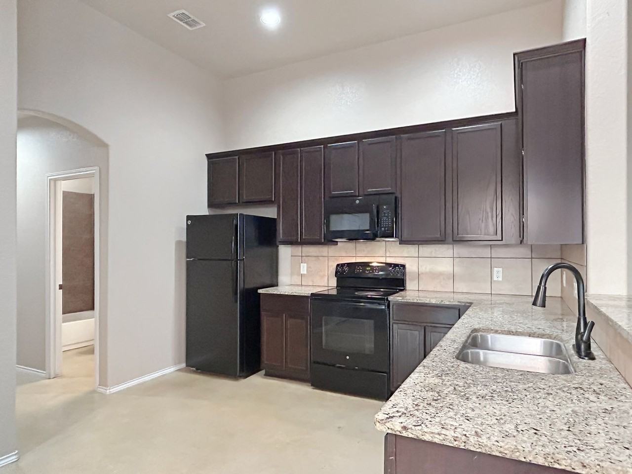 1020 Carolyn Cv - Photo 3 of 16