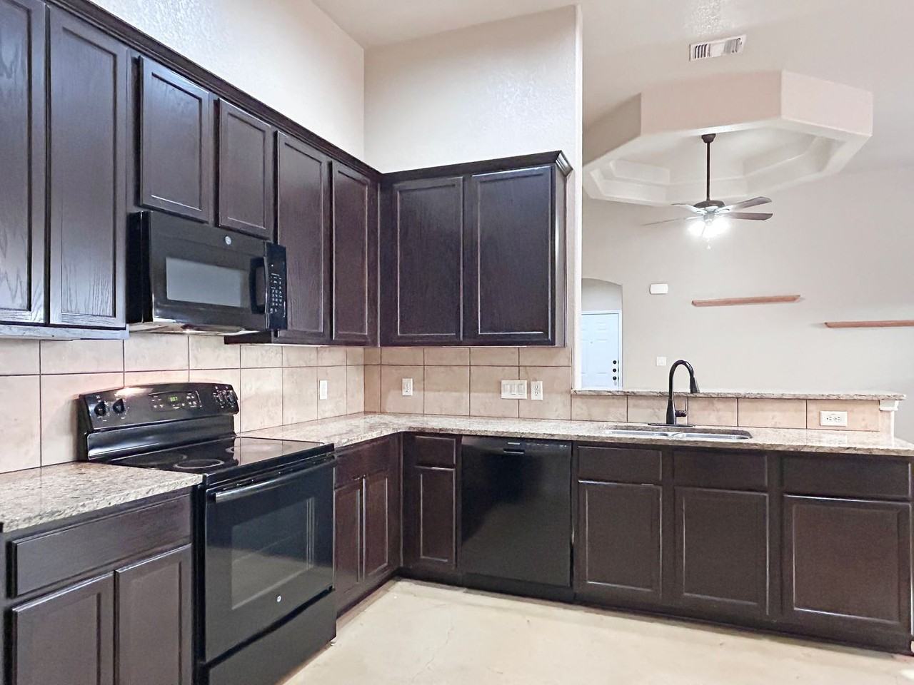 1020 Carolyn Cv - Photo 4 of 16