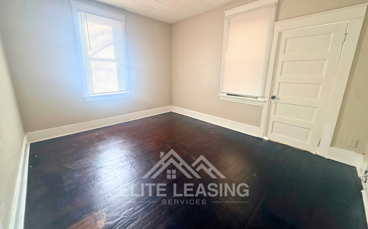 435 Sw Western Ave - Photo 4 of 5