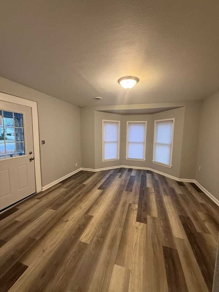 406 S Oak St - Photo 2 of 14