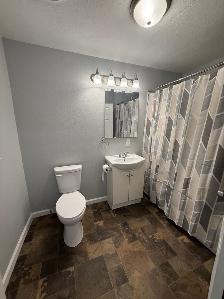 406 S Oak St - Photo 7 of 14