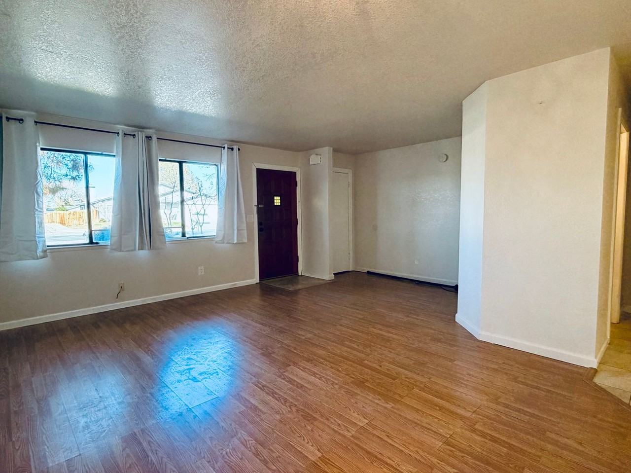 255 E Upjohn Ave - Photo 3 of 19