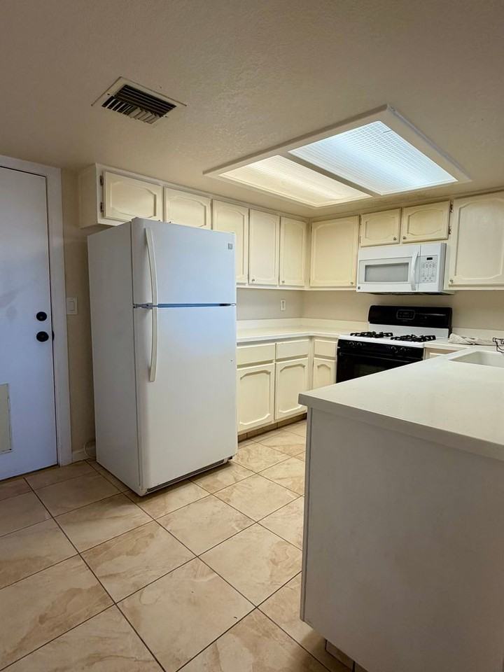 255 E Upjohn Ave - Photo 4 of 19