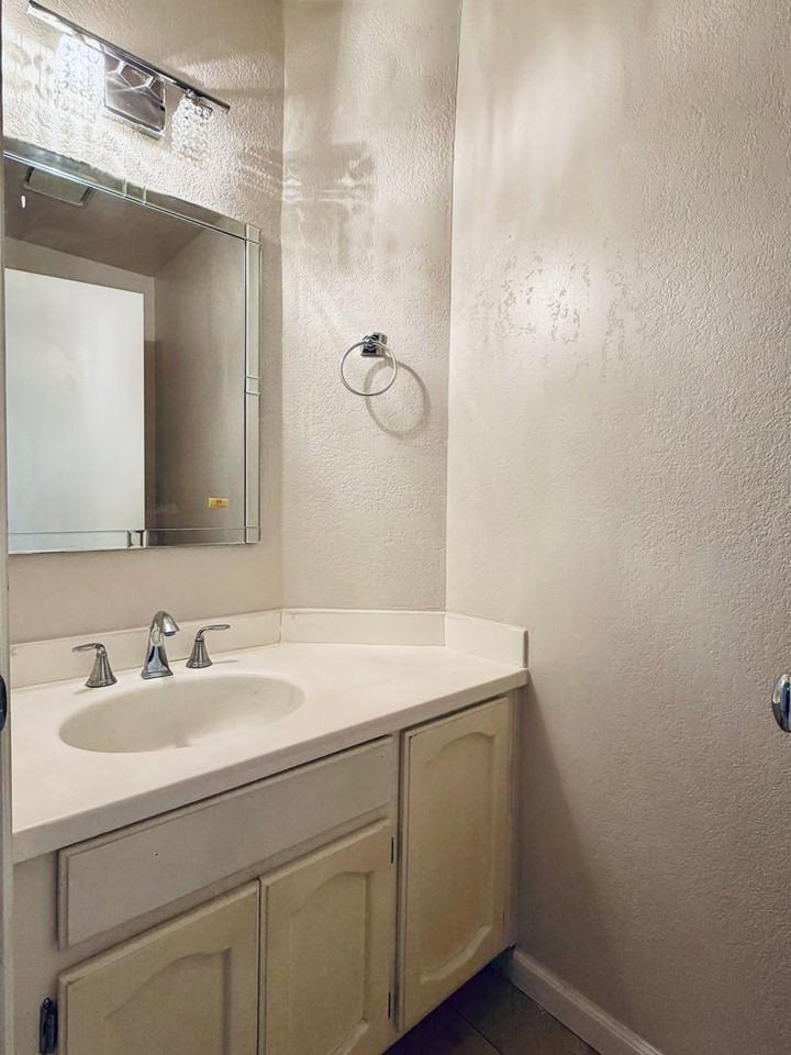 255 E Upjohn Ave - Photo 5 of 19