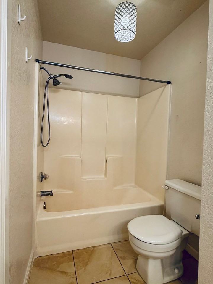 255 E Upjohn Ave - Photo 6 of 19