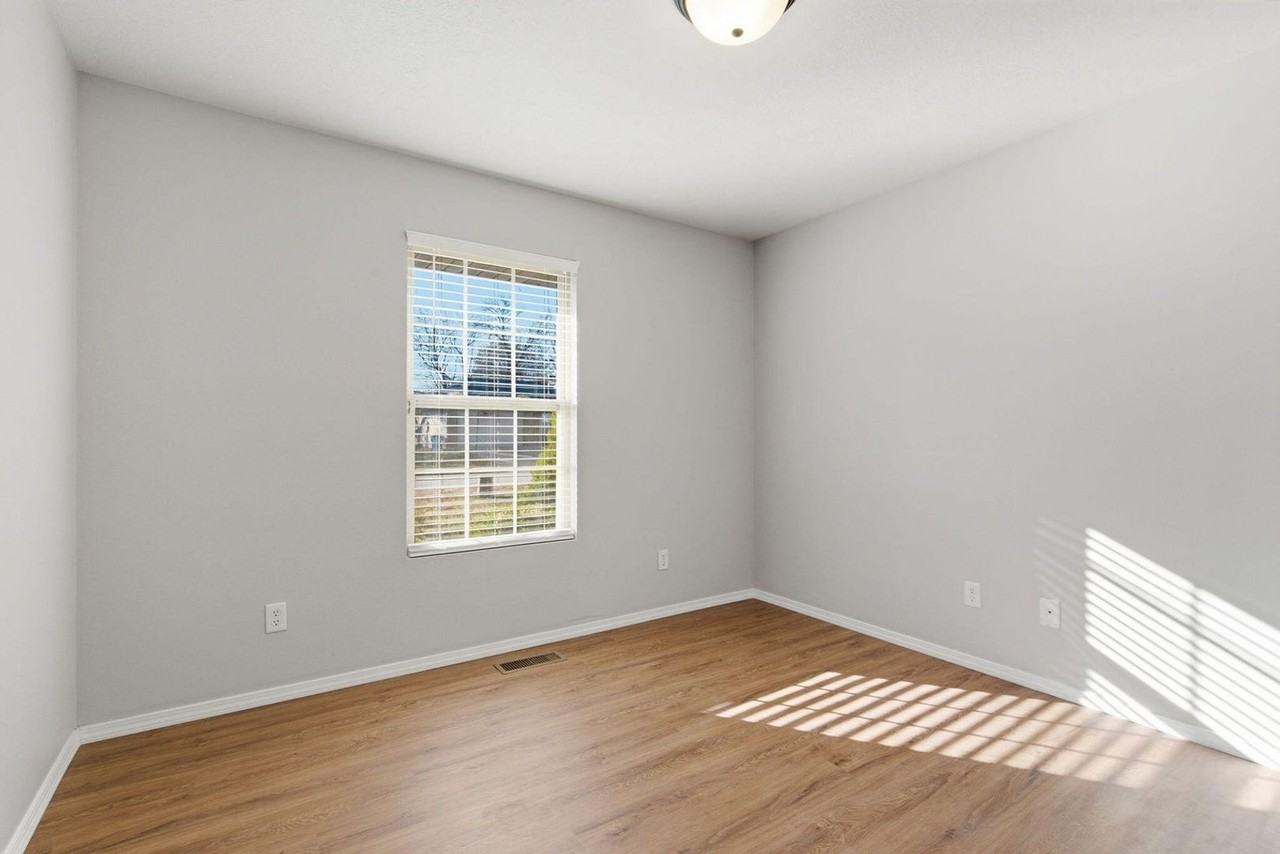 205 E Lapis Ave - Photo 4 of 16