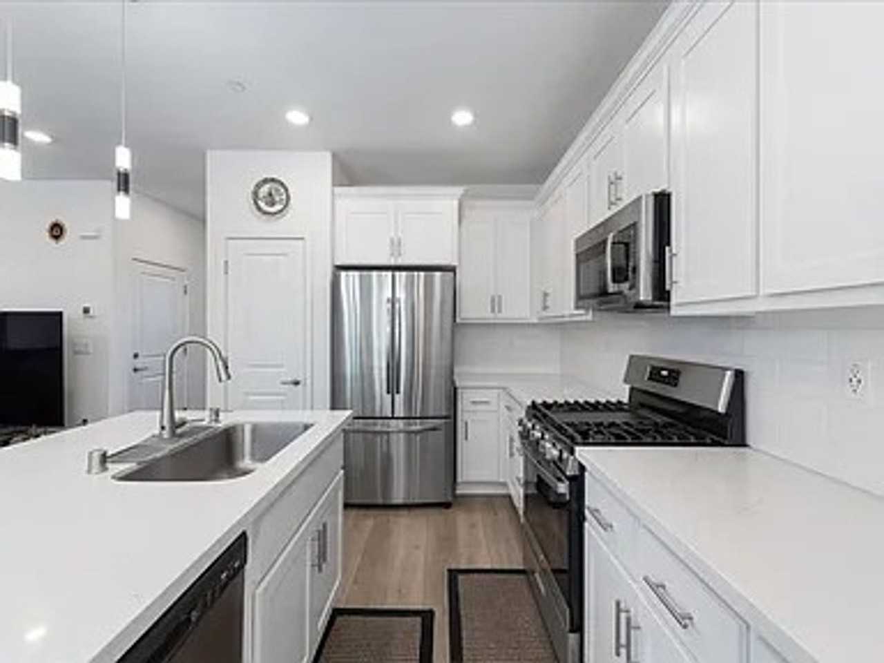 300 Hideaway Ln - Photo 3 of 20