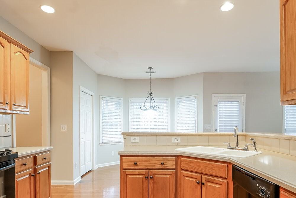 990 Amberton Ln - Photo 7 of 17