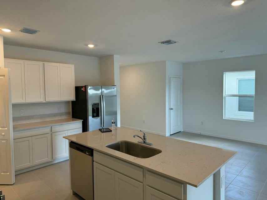 Nw Sweetwood Dr - Photo 5 of 8