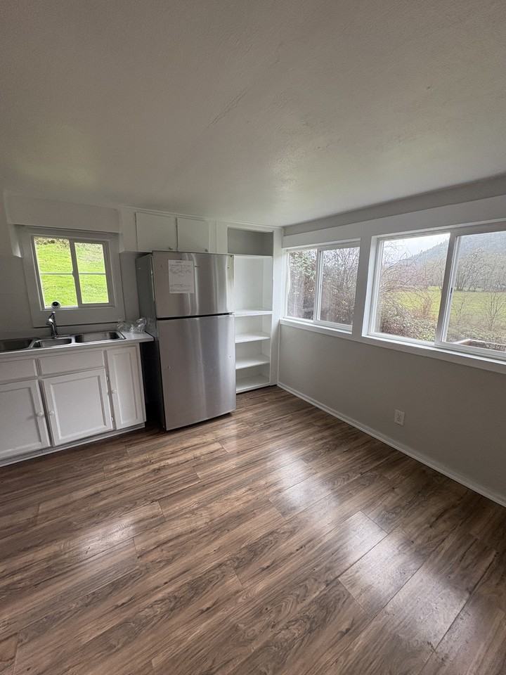 872 S Main St #4 - Photo 6 of 13