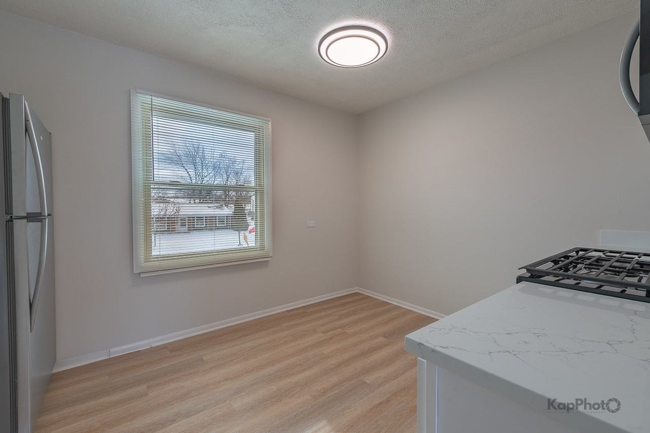 8170 Northway Dr - Photo 7 of 30