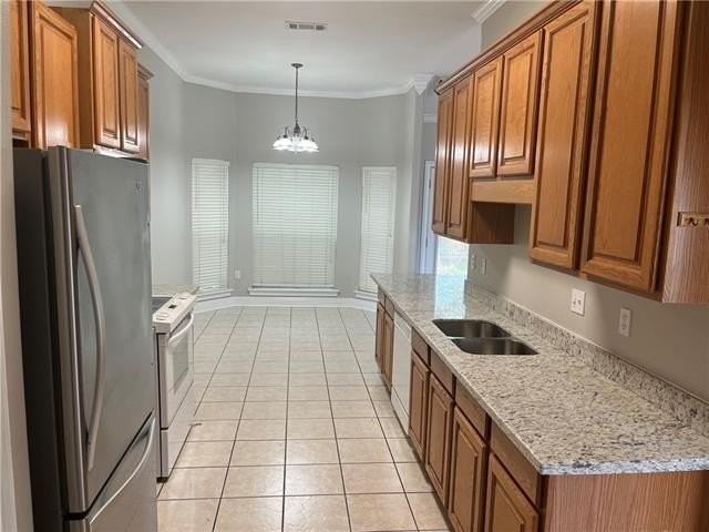 916 Armand St - Photo 4 of 10