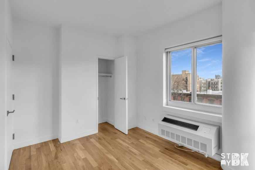 333 Greene Ave - Photo 5 of 10