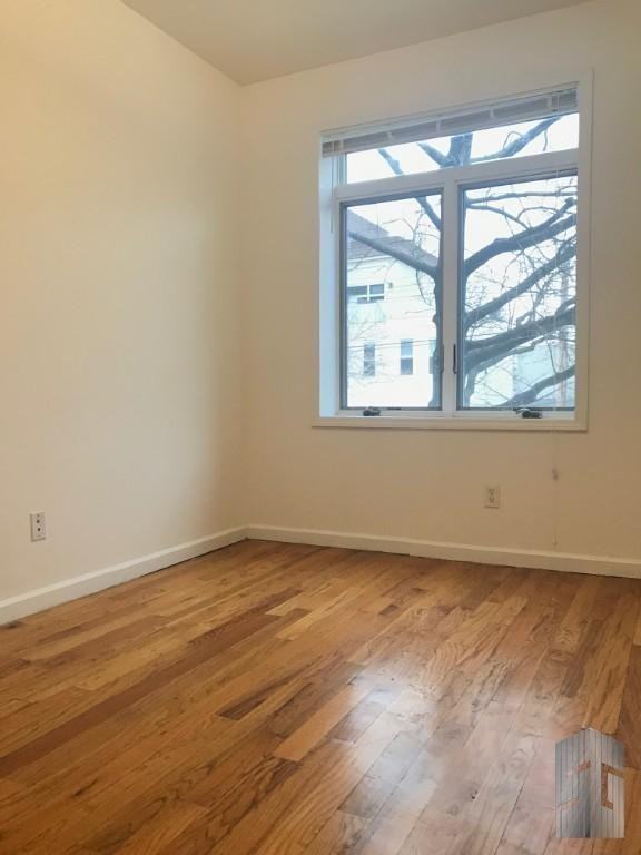 542 Brooklyn Ave - Photo 4 of 8