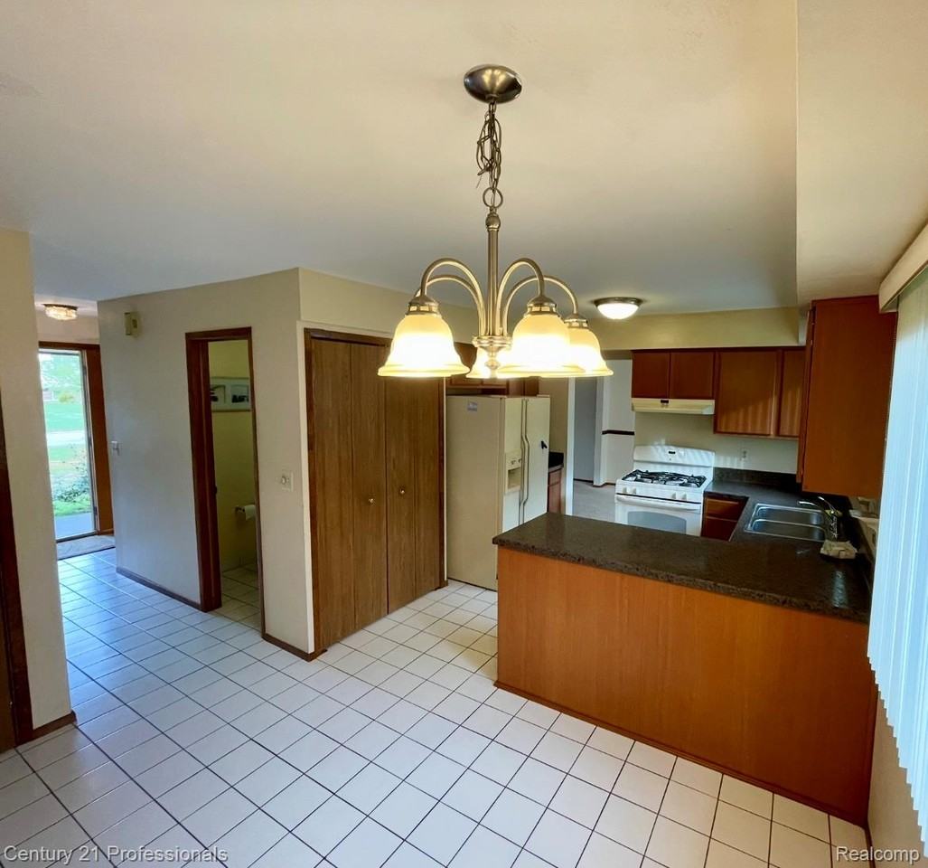 726 Baker St - Photo 5 of 26