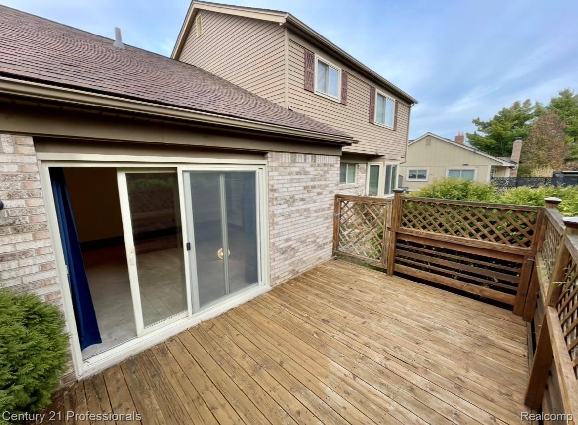 726 Baker St - Photo 7 of 26