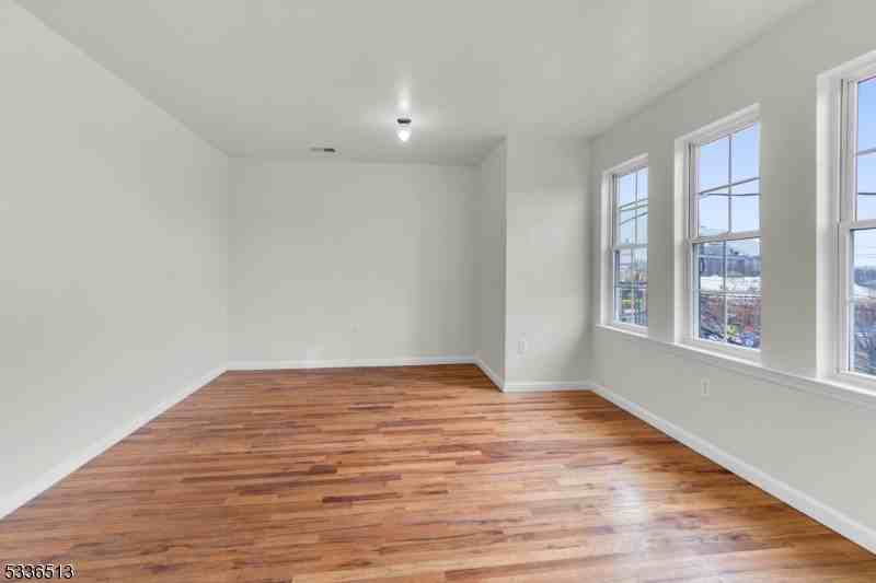 353 New St 1st Fl - Photo 7 of 19