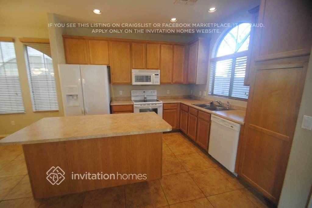 3688 E Sundance Ave - Photo 5 of 16