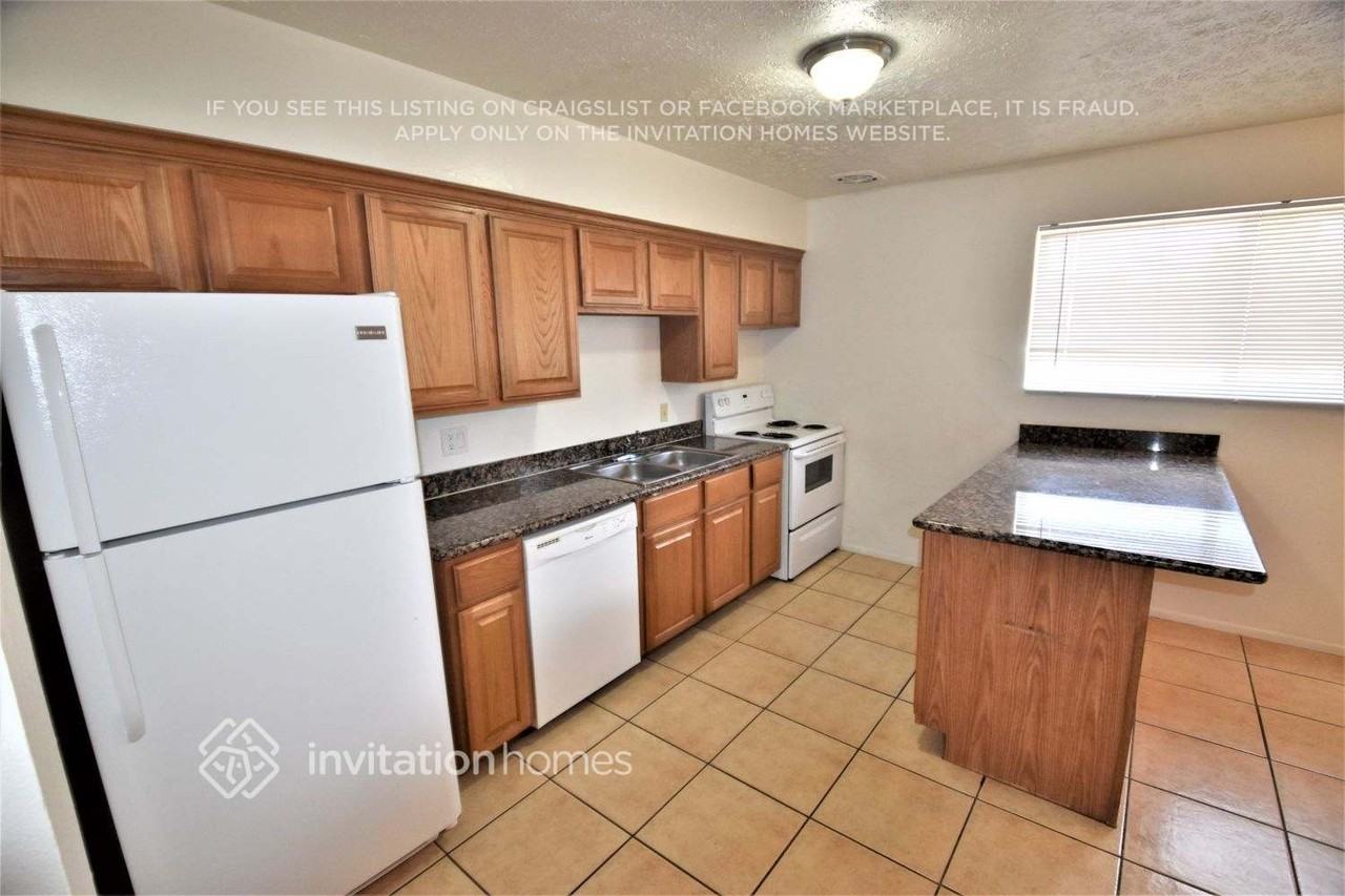 3716 E Beverly Ln - Photo 4 of 18