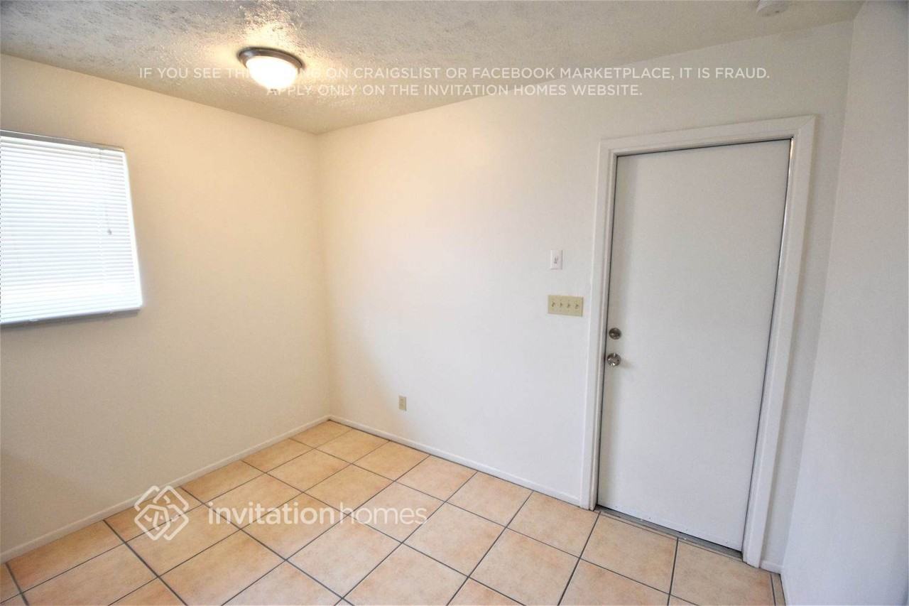 3716 E Beverly Ln - Photo 6 of 18