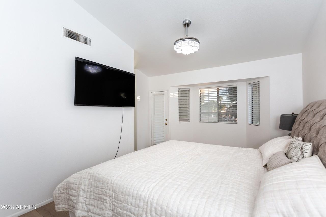 11015 W Laurelwood Ln - Photo 4 of 48